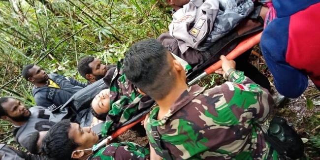 Endonezya’da düşen uçağın enkazına ulaşıldı